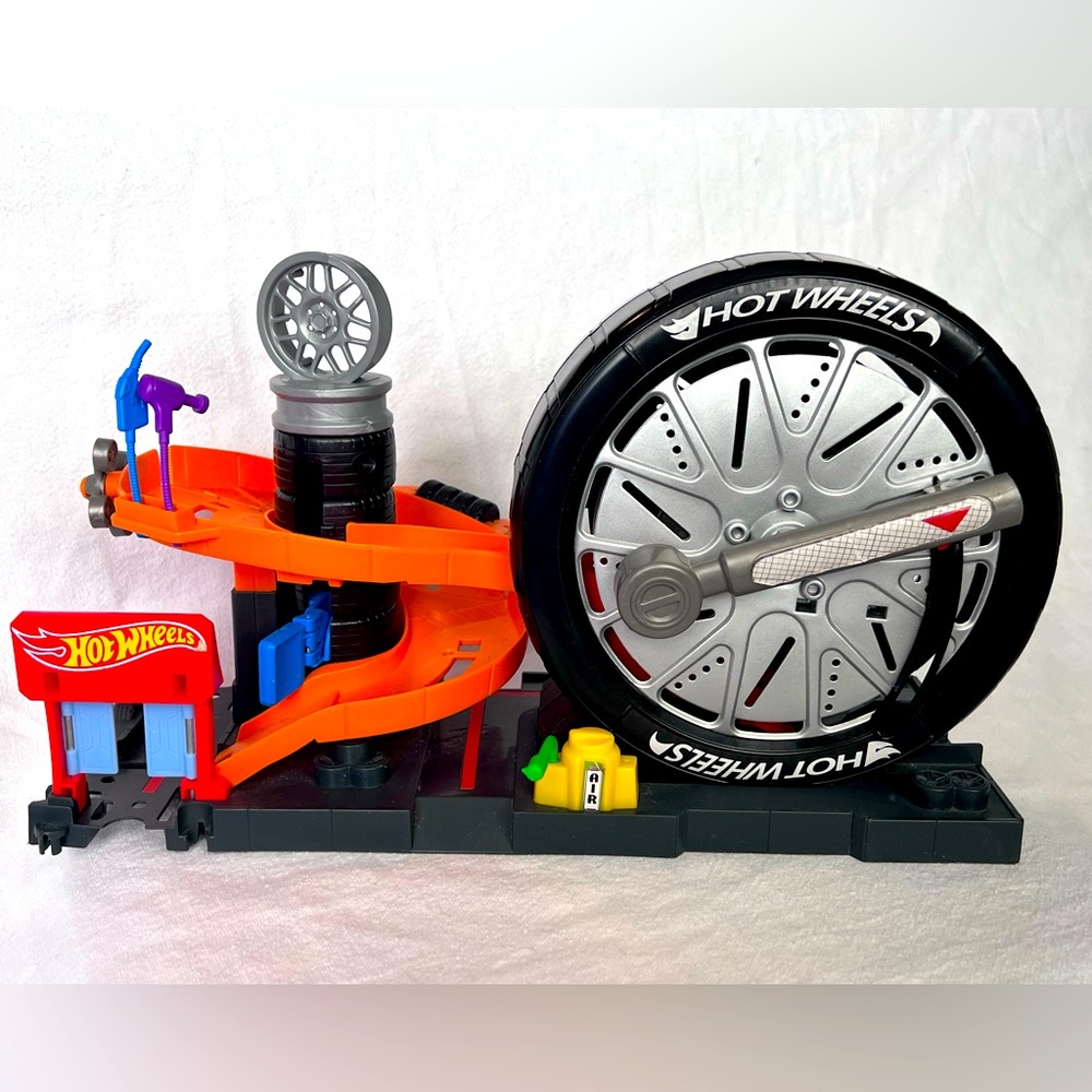 Hot Wheels City Super Spin Tire Shop Playset Track Builder 2017 - Retired